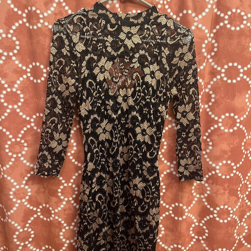 Beautiful lace/see thru sleeves dress
